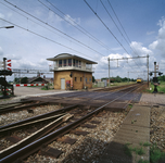 842190 Gezicht op het seinhuis annex brugwachterspost aan de Nieuwe Wetering op het emplacement van het voormalige ...